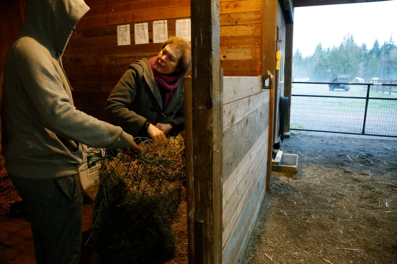 Robel, un adicto a la tecnología de 18 años de California, ayuda a Hilarie Cash a alimentar a los caballos de la hacienda Rise Up Ranch (Hacienda Levantarse, en inglés), a las afueras de Rural Carnation, Washington. Cash es psicóloga, directora clínica y cofundadora de reSTART Life (recomenzar la vida en Inglés), un programa de rehabilitación de adictos a la tecnología.