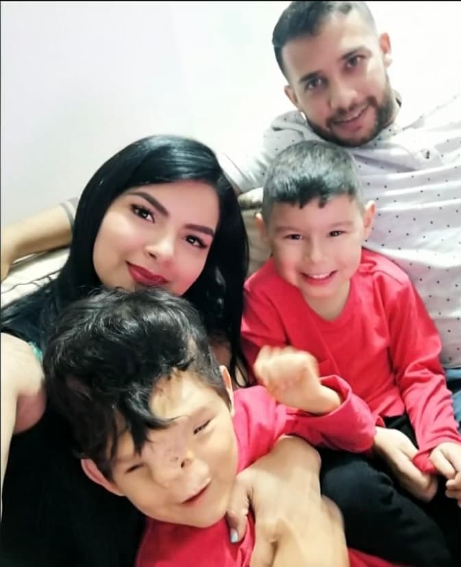 La familia del pequeño Thiago ha abierto 
<a href="https://www.gofundme.com/f/thiago-josue-guerrero" target="_blank">una cuenta de GoFundMe</a> para recaudar todo el dinero posible para solventar los gastos que conlleva todo su extenso tratamiento médico y pide a todos los especialistas que crean tener una solución se comuniquen con ella. 
<br>
<br>