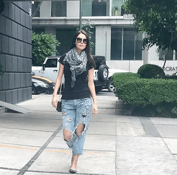 Si tienes un encuentro casual o un evento informal y quieres lucir a la moda este look es el ideal. Sólo necesitas, unos 
<i>'ripped jeans</i>', playera y tus flats favoritas. Sin duda, los lentes de sol, pashmina y bolso serán accesorios clave para conseguir este look.