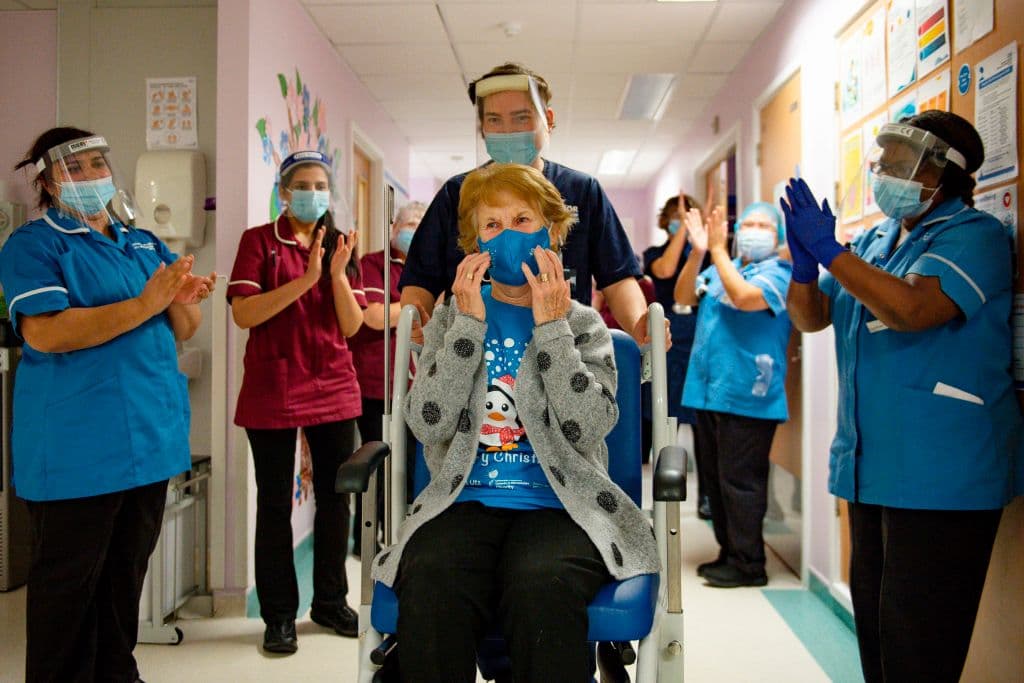 Margaret Keenan es aplaudida por el personal médico del Hospital Universitario de Coventry, en Reino Unido, tras recibir la primera vacuna contra el covid-19 de Pfizer-BioNTech, aprobada de emergencia por el gobierno británico la pasada semana.