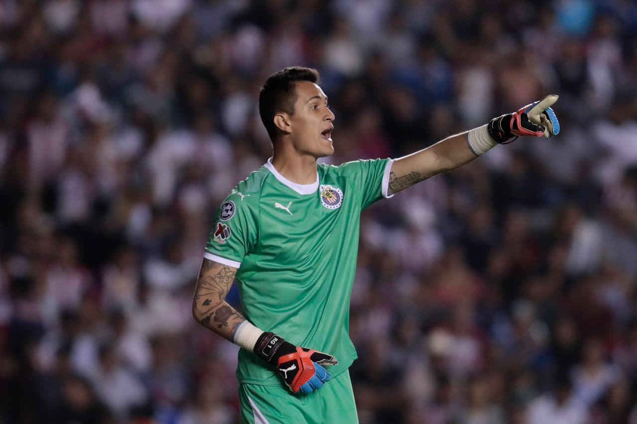 El arquero de Chivas Raúl Gudiño, salvó a su equipo de un tiro libre de Camilo Sanvezzo a los cinco minutos de juego.