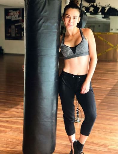 "Yo, ahorita, decidí no hablar de ese tema porque no me siento lista emocionalmente y yo dije que cuando me sienta lista y preparada, que no me quiebre, voy a hablar sobre ese tema [...]", puntualizó.