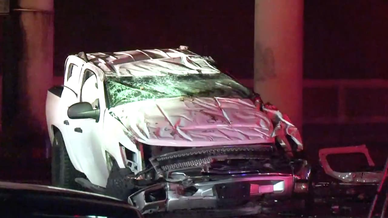 Todo comenzó cuando un automóvil se desvió para evitar ser golpeado por otros que jugaban carreras y este a su vez chocó con otro.
