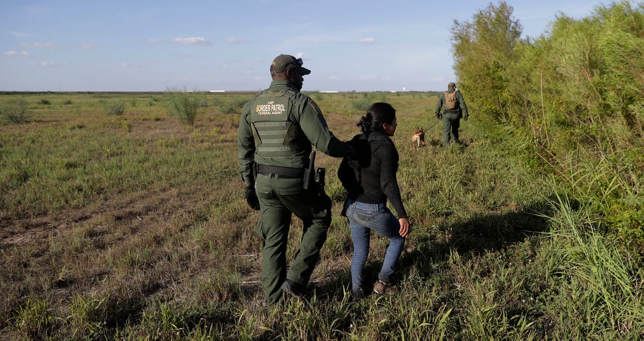 <b>Cada día menos. </b>Un agente de la patrulla fronteriza arresta a una inmigrante que intentaba cruzar el Río Grande cerca de Granjeno, Texas, en agosto de 2017. La nueva forma de aplicar las mismas leyes migratorias que existen en EEUU desde hace más de 50 años
<b><a href="https://www.univision.com/shows/noticiero-univision/los-arrestos-de-inmigrantes-caen-un-25-en-la-frontera-pero-crecen-en-el-interior-del-pais-video"> contribuyó al descenso dramático en los intentos de cruces ilegales.</a></b>