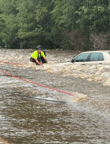Conductores quedaron atrapados por la corriente en el condado Jeff Davis de Georgia, poniendo en riesgo a los rescatistas que hicieron hasta la imposible por regresarlos a una zona segura.