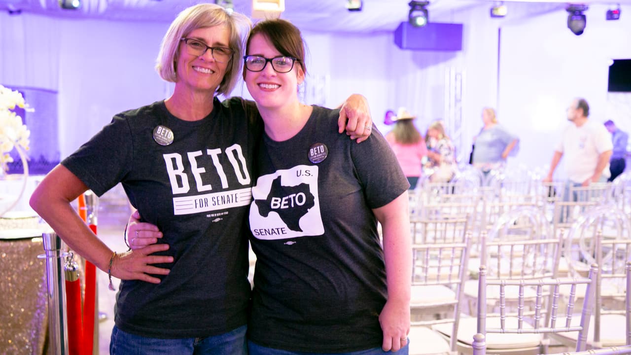 Tracey Miller y su hija Julie Ruffner se declaran 'fans número uno de Beto" y no ser irán sin tomarse una foto con él. La madre dice que lo que más le gusta del candidato es su planteamiento en inmigración y su postura de rechazo a la separación de familias inmigrantes. A su hija le gusta que sea alguien creíble, accesible, del común y genuino. "Alguien con el que es fácil identificarse".