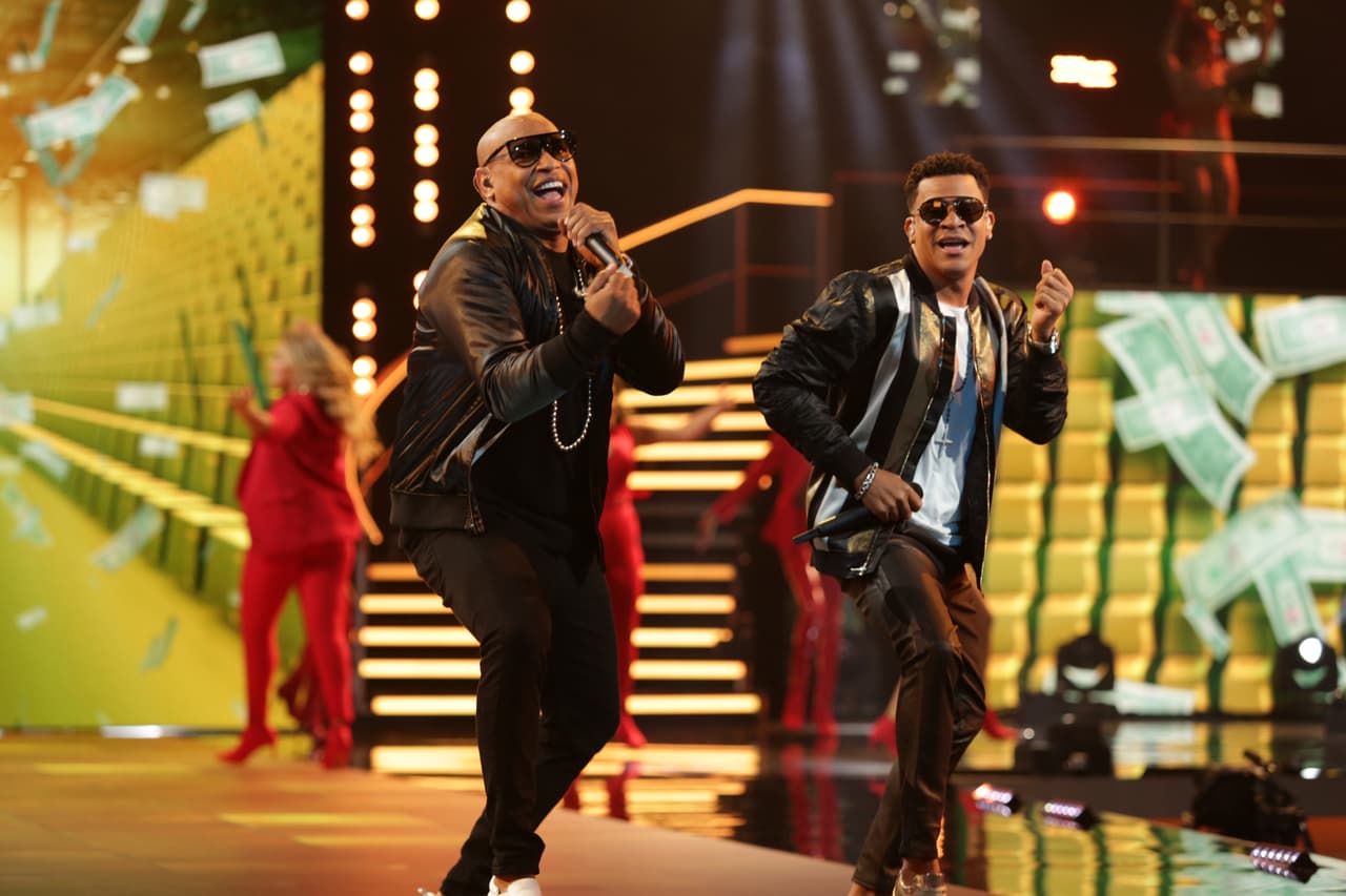 Con toda la energía y siguiendo la coreografía al pie de la letra.