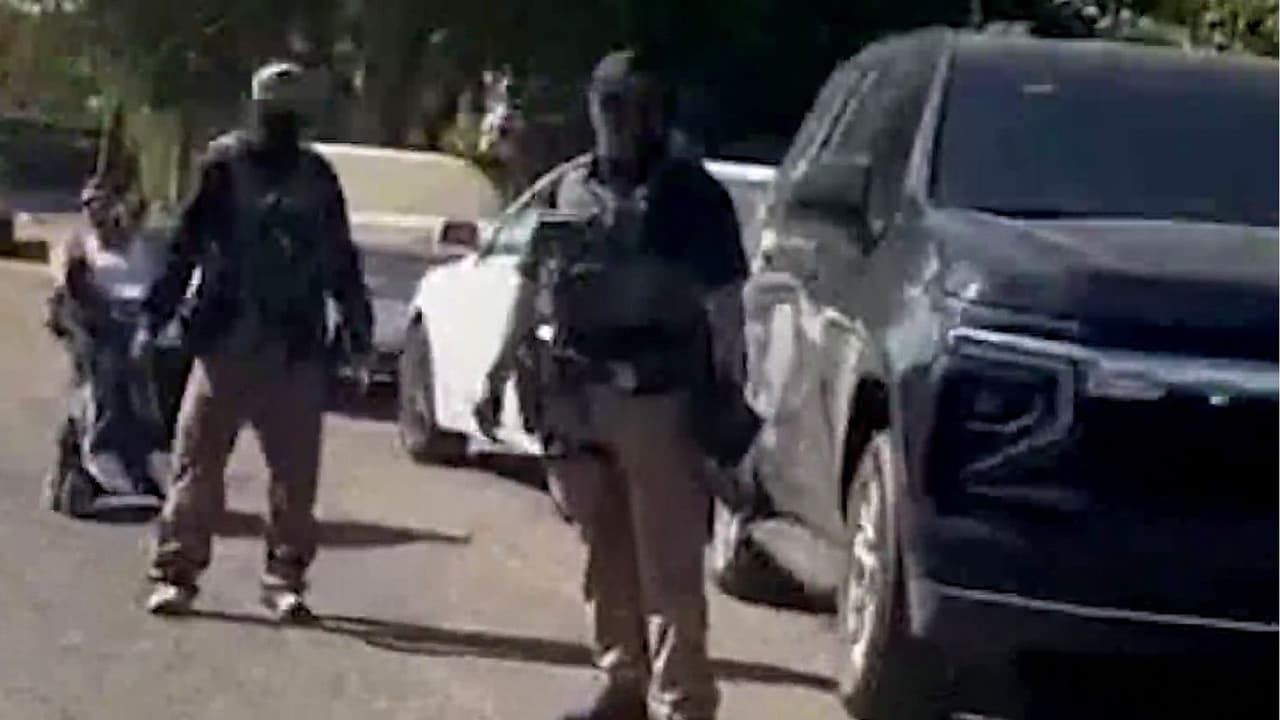"Tenemos que protegernos los unos a los otros": residentes impiden la detención de un hombre en operativo de ICE