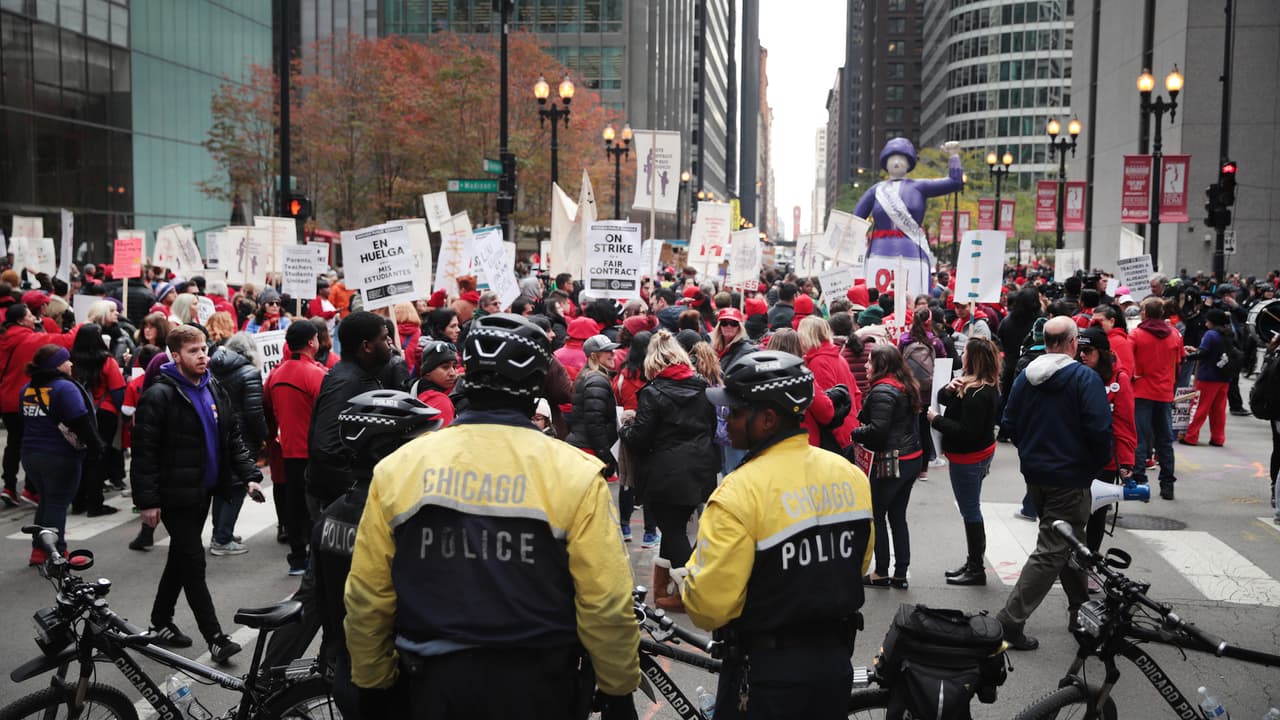 <h3 class="cms-H3-H3">Huelga de maestros y trabajadores de apoyo de Escuelas Públicas de Chicago</h3>
<br>Después de meses de negociaciones, la administración de la ciudad y el Sindicato de Maestros de Chicago (CTU), no pudieron llegar a un acuerdo. Esto llevó a que los maestros sindicalizados, junto con trabajadores organizados con el SEIU local 73 
<a href="https://www.univision.com/local/chicago-wgbo/inicia-la-huelga-del-sindicato-de-maestros-de-chicago-tras-meses-de-negociacion">votaran por irse a un paro laboral el 17 de octubre</a>.
<br>
<br>La huelga dejó a más de 300 mil estudiantes sin clases durante 11 días escolares (duró un total de 15 días). El paro laboral tuvo momentos de tensión entre las partes negociadoras, quienes se sentaron a negociar casi todos los días para llegar a un acuerdo. 
<a href="https://www.univision.com/local/chicago-wgbo/miembros-del-sindicato-de-maestros-de-chicago-estaran-votando-para-ratificar-el-contrato-tentativo">Entre los logros notables del CTU y el SEIU</a> está el incremento de salario, contratación de enfermeros, trabajadores sociales y asistentes de educación especial, entre otras cosas. La administración de la ciudad llegó a un contrato tentativo con SEIU el 27 de octubre y con CTU, el 31 de octubre.