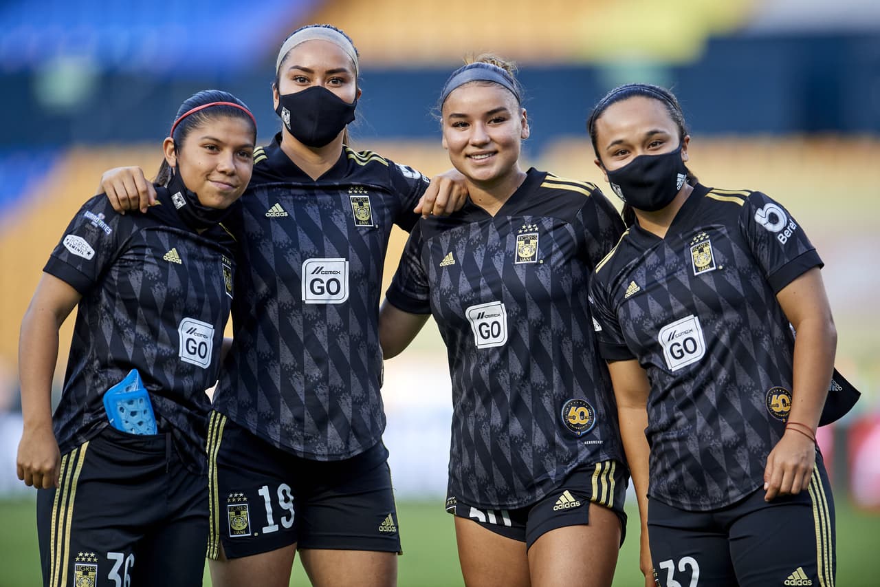 Jugadoras de Tigres previo al partido contra las Águilas