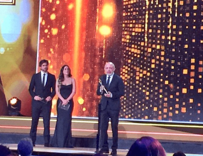 Elias Osorio, productor de la serie Vecinos subió al escenario para recibir el premio a 'Mejor Programa de Comedia'.