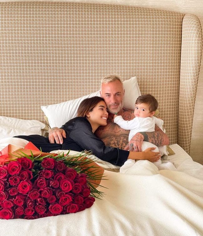 Desde 2018 Gianluca Vacchi y Sharon Fonseca han mantenido una relación que se consolidó con el 
<b><a href="https://www.univision.com/famosos/nace-la-hija-de-sharon-fonseca-y-gianluca-vacchi">nacimiento de su hija Blu Jerusalema</a></b> el 27 de octubre de 2020.
<br>