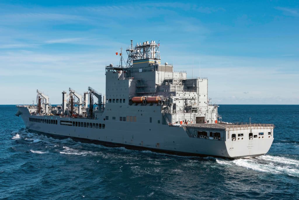 El buque petrolero de reabastecimiento en el mar USNS Harvey Milk.
