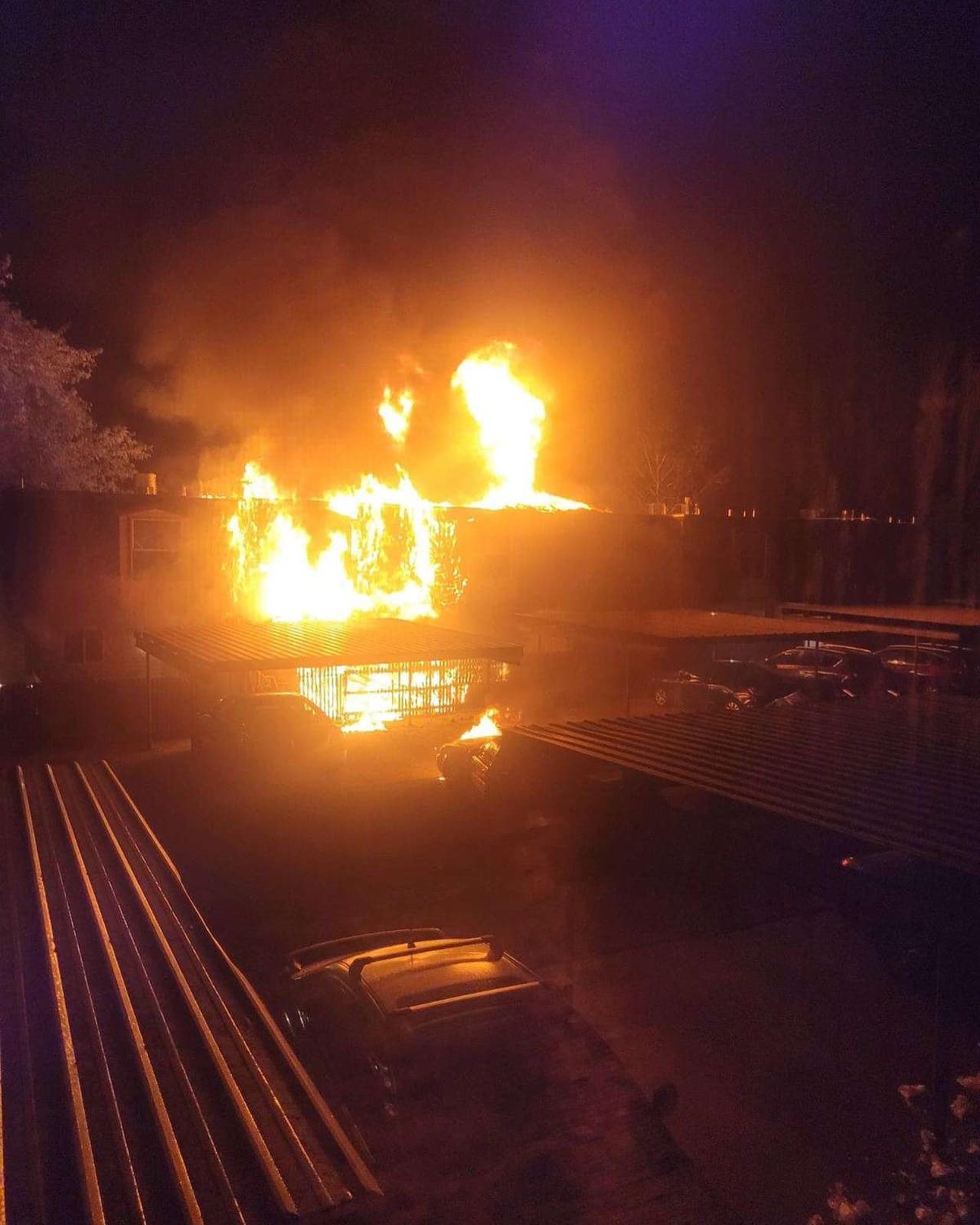 Bomberos respondieron al condominio Cedar Springs, ubicado en 88 West 50 South, después de que un incendio estalló y las llamas avanzaron con gran velocidad.