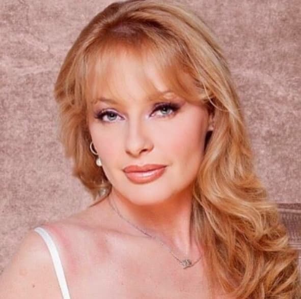 Su última actuación la realizó en 'Dos Hogares' donde se involucró amorosamente con varios personajes de la telenovela por ambición. Fue desde este momento que desapareció de la farándula.