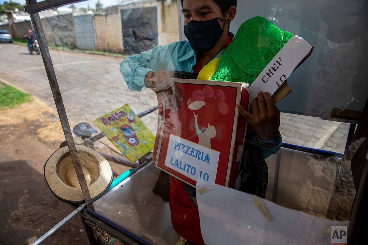 De pie, detrás de la ventana de plástico de su aula móvil, Gerardo Ixcoy sostiene una caja de pizza como parte de una lección sobre fracciones. "Traté de enviarles a los niños sus hojas de trabajo, mediante instrucciones a través de WhatsApp, pero no respondieron", dijo Ixcoy. "Los padres me dijeron
<b> que no tenían dinero para comprar paquetes de datos (para sus teléfonos) y que otros no podían ayudar a sus hijos a entender las instrucciones". </b>