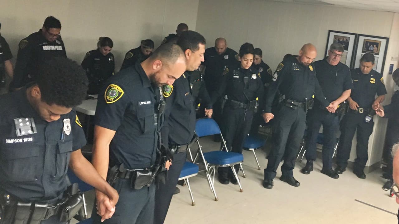 Oficiales de la patrulla este de la Policía de Houston oraron por la memoria de Christopher Brewster, quien fue baleado este sábado por presuntamente Arturo Solis.