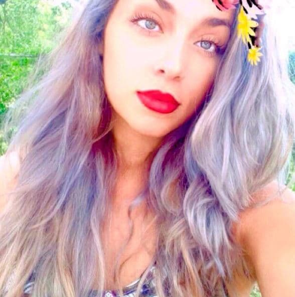 Sheniel tiene una voz encantadora y una historia inspiradora.