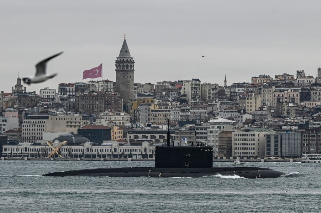 Un submarino ruso Rostov-on-Don atravezando el estrecho del Bósforo, en la ciudad de Estambul, el pasado 13 de febrero.