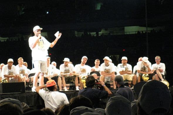 Photos: Spurs Championship Alamodome Celebration 2014