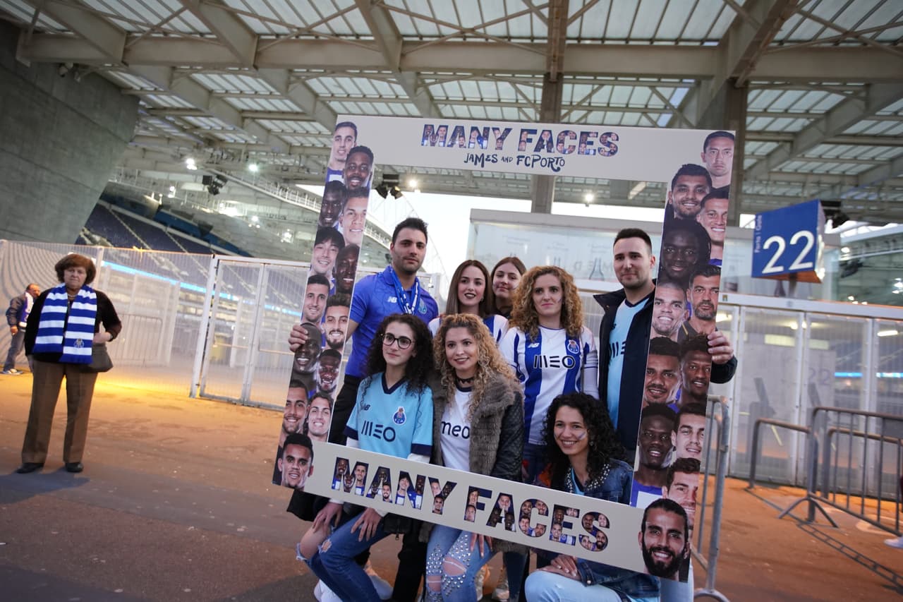 Aficionados del Porto se toman la foto, fuera del estadio, con un recuadro bajo el lema 'Many Faces' para mostrar su solidaridad contra el racismo.