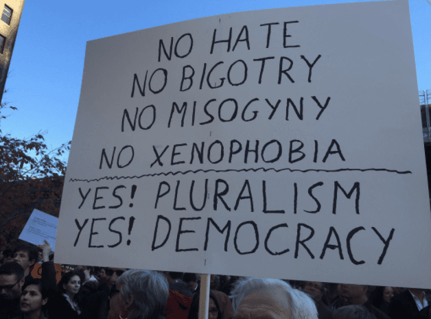 "No al odio, la intolerancia, la misoginia, la xenofobia. Sí al pluralismo y la democracia".