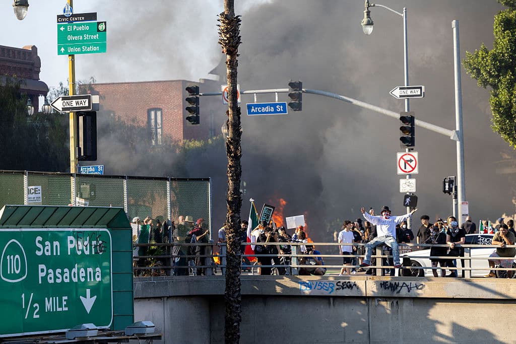 Antes de poder acercarse al centro de detención de ICE en Los Ángeles, los manifestantes comenzaron a ser advertidos por las autoridades, incluso 
<b><a href="https://www.univision.com/local/los-angeles-kmex/alta-tension-en-protesta-contra-ice-en-el-centro-de-los-angeles-amenazan-con-mas-arrestos-a-los-manifestantes-fotos" target="_blank">LAPD, de que habría arrestos si no despejaban la zona</a></b>.