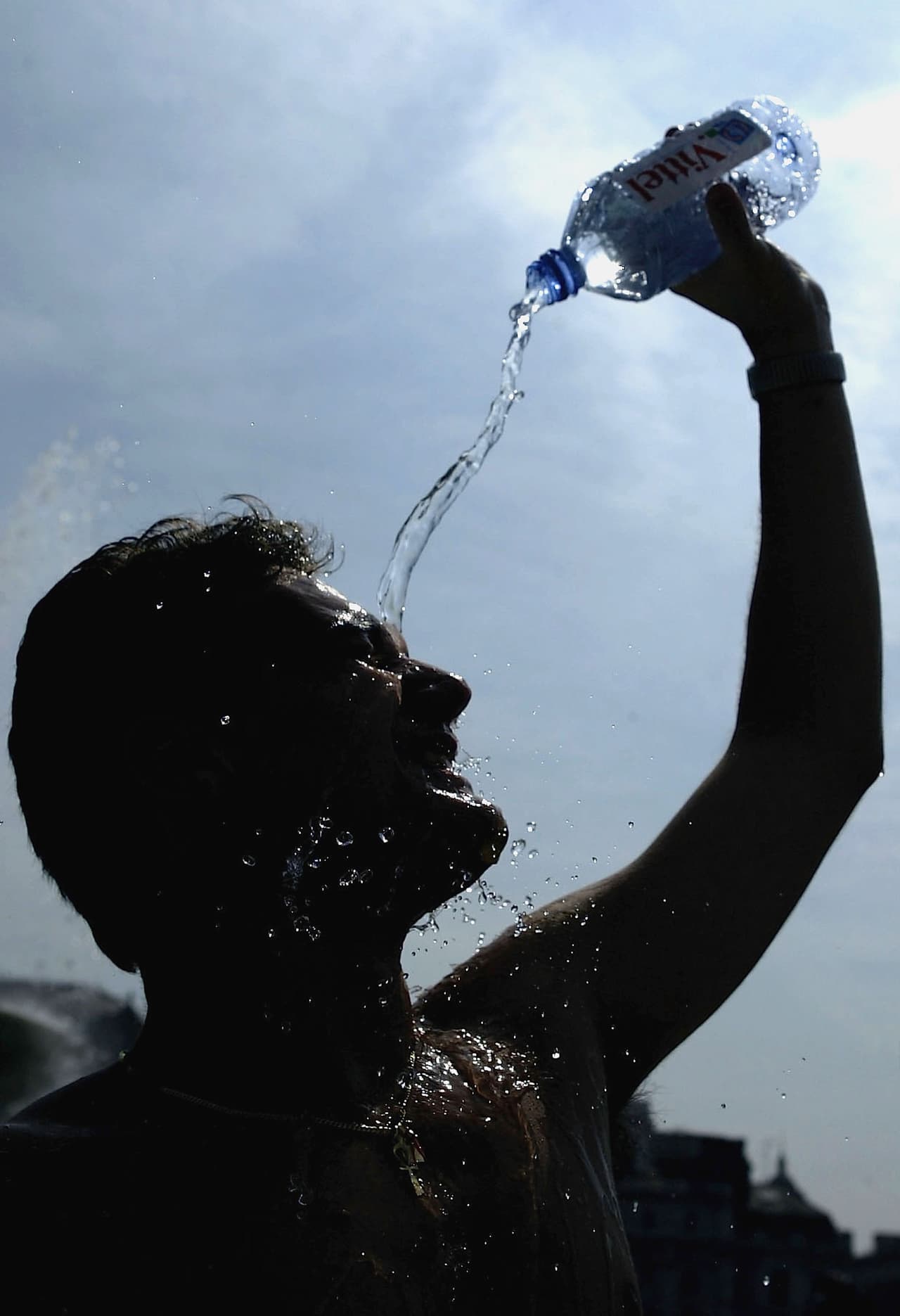 <ul>
 <li style="box-sizing: border-box; margin-bottom: 10px; margin-top: 1rem;">Manténgase hidratado y beba mucha agua aunque no tenga sed. Evite bebidas con cafeína.</li>
 <li style="box-sizing: border-box; margin-bottom: 10px; margin-top: 1rem;">Evite el consumo de bebidas alcohólicas.</li>
 <li style="box-sizing: border-box; margin-bottom: 10px; margin-top: 1rem;">Vista ropa ligera y de colores claros que den protección a su piel. Evite usar ropa de colores oscuros porque absorben fácilmente los rayos del sol.</li>
 <li style="box-sizing: border-box; margin-bottom: 10px; margin-top: 1rem;">Proteja su cara y cabeza con gorras y sombreros.</li>
</ul>