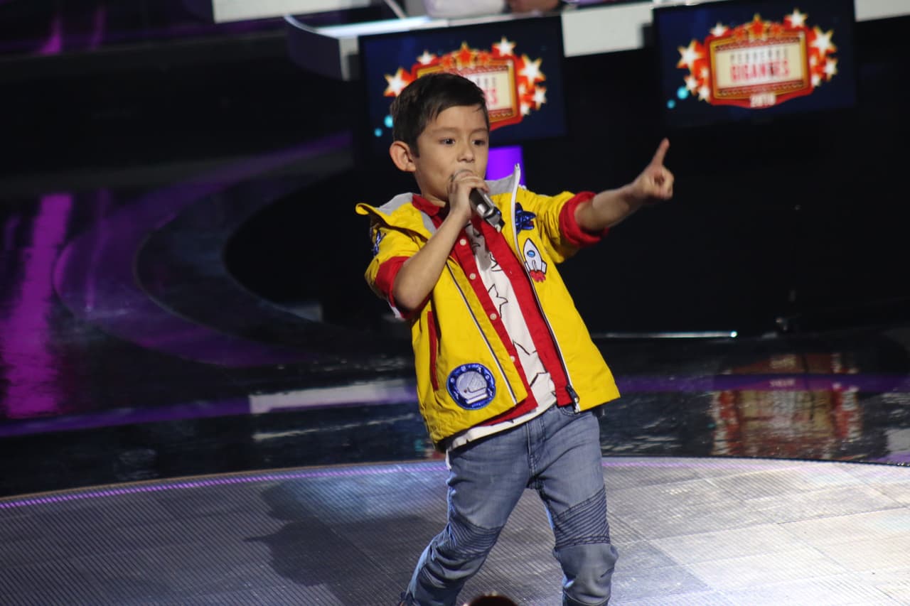 Aunque su presentación no fue una de las mejores, David Solorio interpretó un rock de Miguel Mateos.