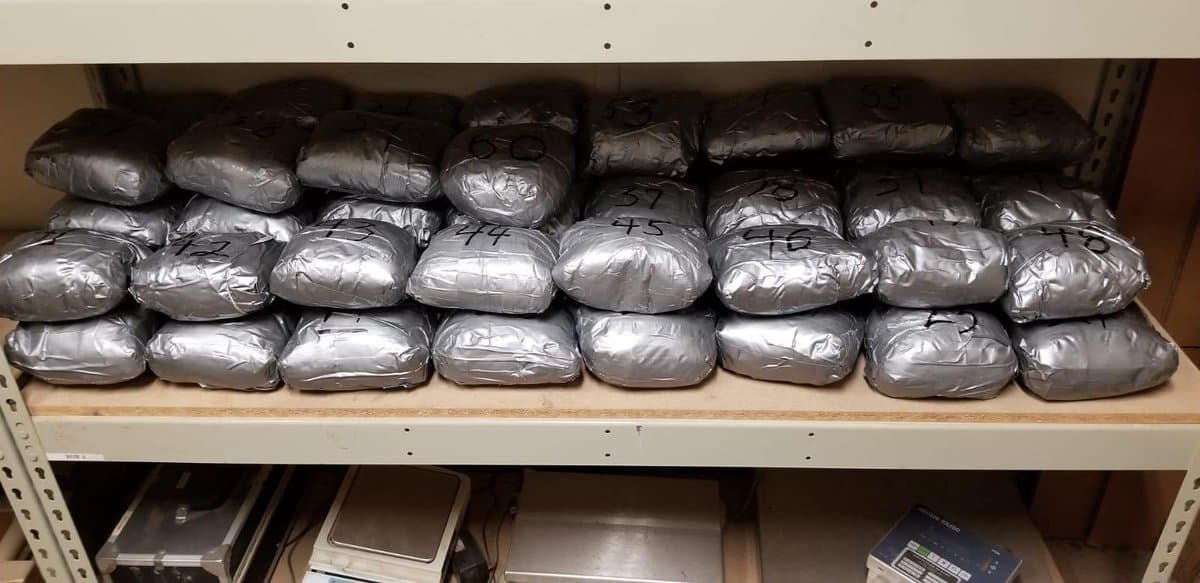 Según la Administración para el Control de Drogas (DEA), este método es rentable para los narcos, ya que un cargamento que logre pasar cubre el costo de aeronaves confiscadas en la frontera.