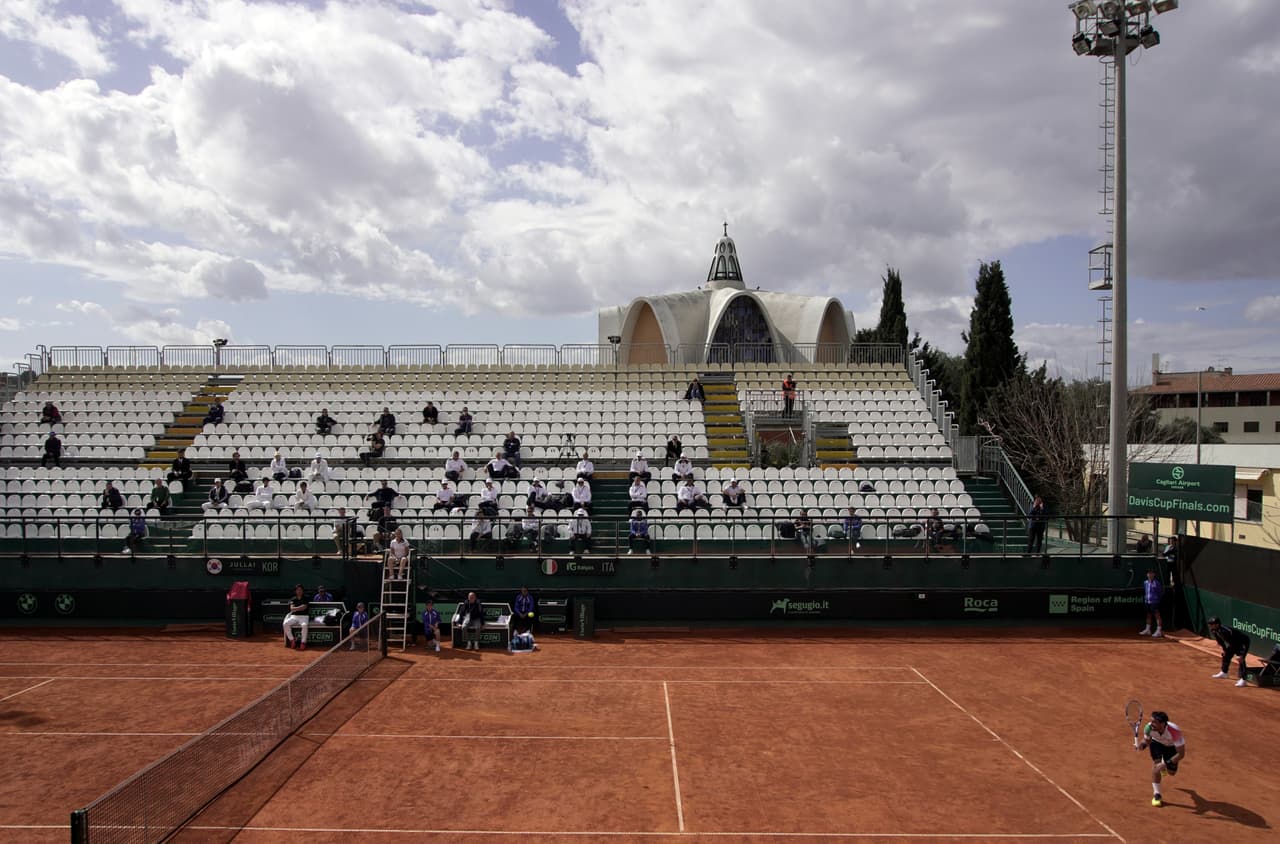 <b>Tenis</b>
<br>No habrá espectadores y sólo habrá tres personas en la cancha: el umpire y los dos jugadores, quienes deberán de organizarse con las pelotas, pues no habrá quién se las de.