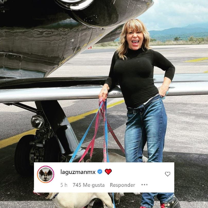 'La Reina del Rock', Alejandra Guzmán, con quien trabajó en la segunda temporada de la serie 'El juego de las llaves', se hizo presente en la publicación.