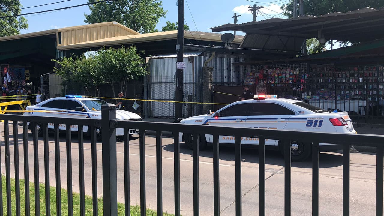 En videos que circulan en redes sociales se muestra a niños y familias enteras estaban en el mercado al momento del tiroteo. Ningún inocente resultó herido.