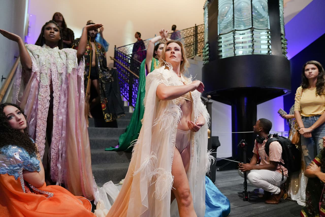 Varias modelos lucieron 12 de sus capas, incluyendo una que se colocó durante el desfile del orgullo puertorriqueño en Nueva York.