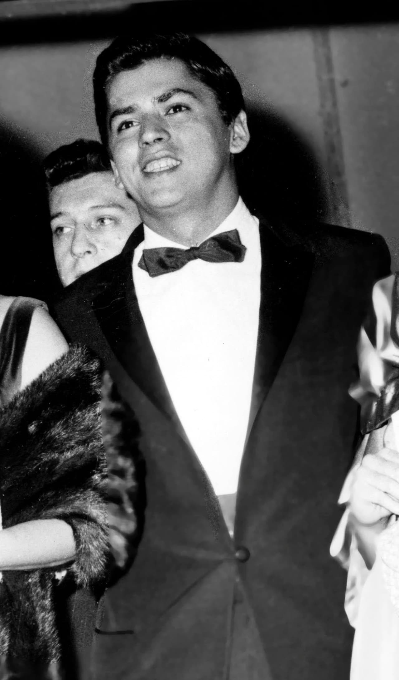 Ana Bertha Lepe llegó a la mesa donde ellos se encontraban para calmar la acalorada discusión y Agustín decidió irse. La actriz y su padre salieron tras él y, según Guillermo Lepe, el novio de su hija le dijo: "Desde este momento dejo en libertad a su hija para que haga su vida". Fue entonces que el padre de Ana Bertha sacó una pistola y mató a Agustín De Anda de dos balazos afuera del cabaret.