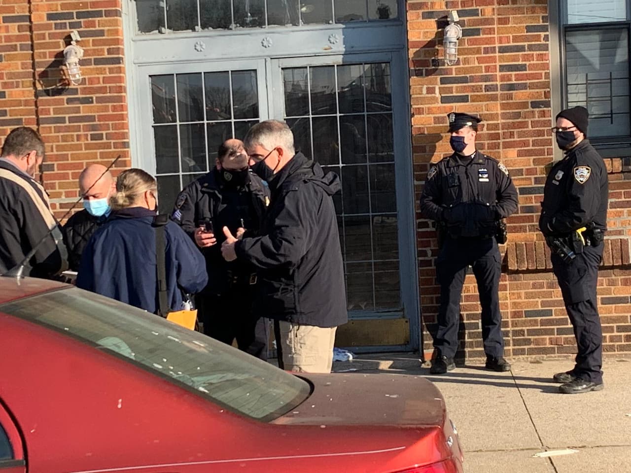 Policía arresta a hombre de 30 años tras encontrar a su padre muerto con una puñalada en apartamento de Queens 