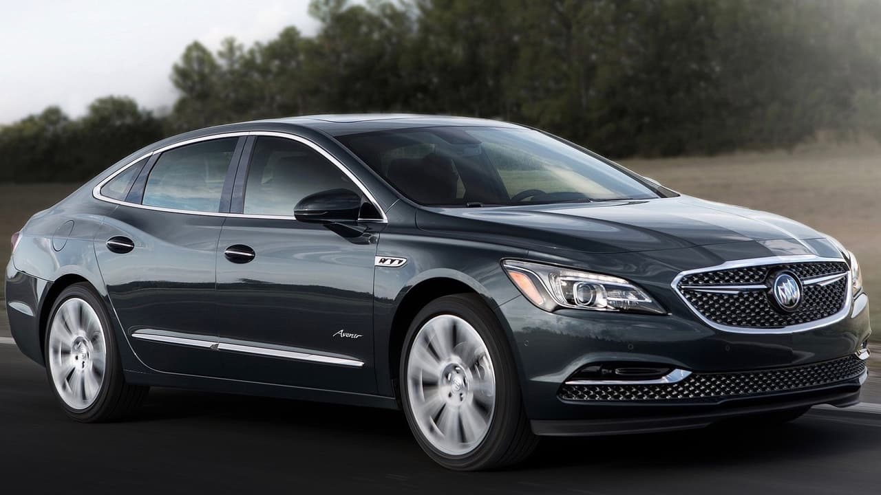 <h3 class="cms-h3-H3">3. Buick LaCrosse</h3>
<br>El único motivo por el cual existe la marca 
<b>Buick</b> es por que el mercado chino está enamorada de ella. Sin embargo en Estados Unidos está marca está marcada por la misma aura de obsolescencia que mató a sus hermanas 
<b>Pontiac</b> y 
<b>Oldsmobile</b> a principios de este siglo. El LaCrosse no es un auto mediocre ni inadecuado y con un preciorasonable es también un montón de carro por el dinero, por lo que creemos que los 
<b>67.5 días</b> que tarda en el concesionario antes de ser vendioa es un efecto injusto de la reputación de la marca. Algo de lo que, afortunadamente para Buick, sus SUVs como la 
<b><a href="https://www.univision.com/noticias/buick/la-buick-enclave-2018-buscar-ser-una-verdadera-alternativa-a-las-camionetas-de-marcas-foraneas" target="_blank">Buick Enclave</a></b>, no adolecen.