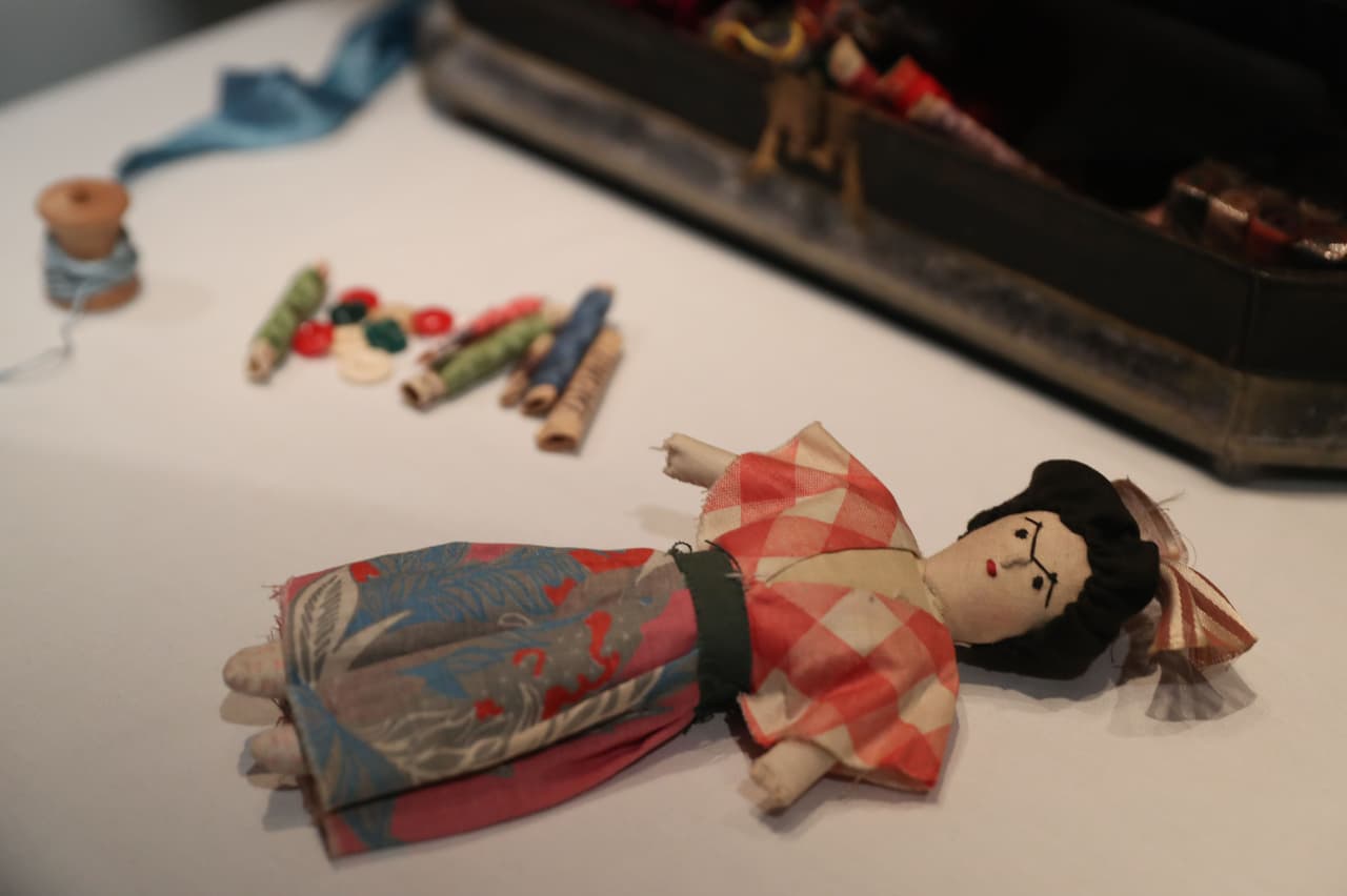 Una muñeca, hecha antes de 1954 en
<a href="https://www.univision.com/temas/mexico-city">México</a>, es exhibida durante
<b>una exposición titulada 'Frida Kahlo: Making Her Self Up' en el Museo Victoria and Albert (V&A) en el oeste de Londres. </b>