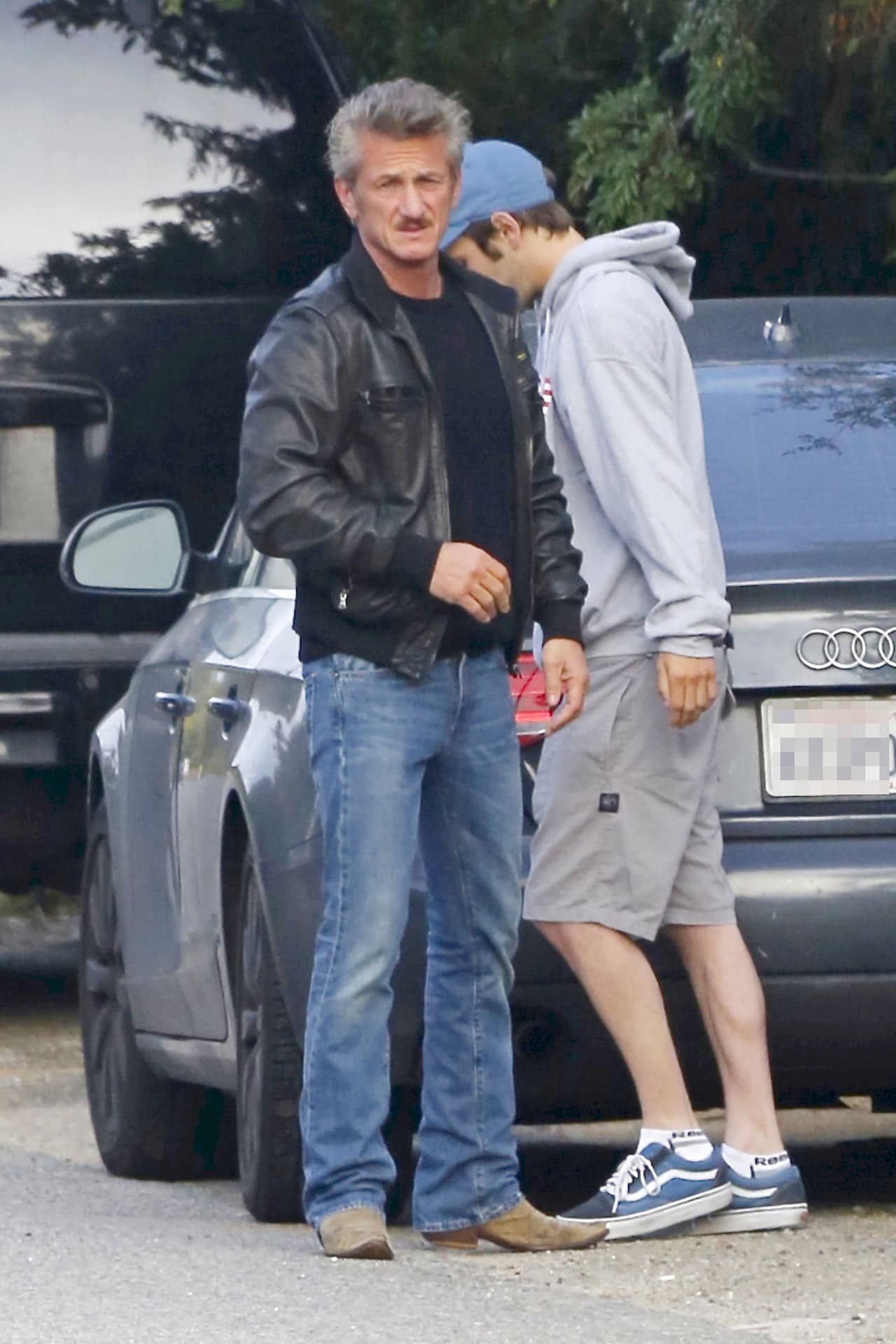 No importó que estuvieran aparcados en la vía, pues sólo fue un momento.