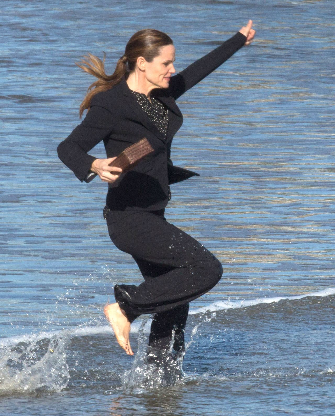 Se adentró en el agua.