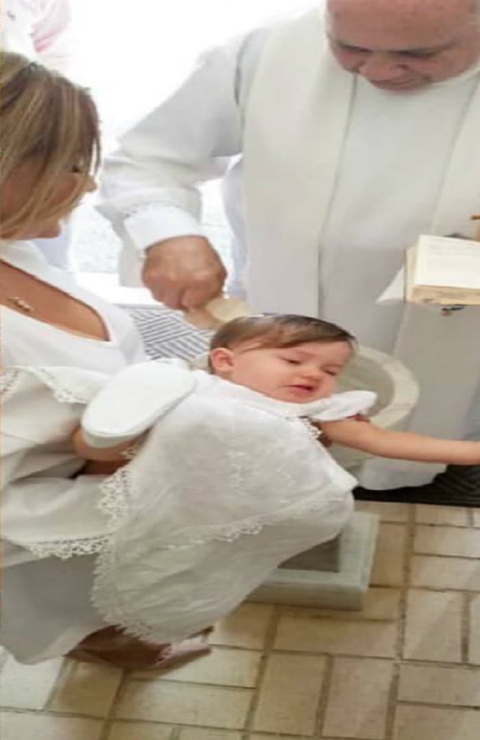 Gredmarie compartió las fotos del momento en que su adorada Kami Kami fue bautizada, por el hermano de su abuelo, quien además la bautizó a ella hace 27 años.