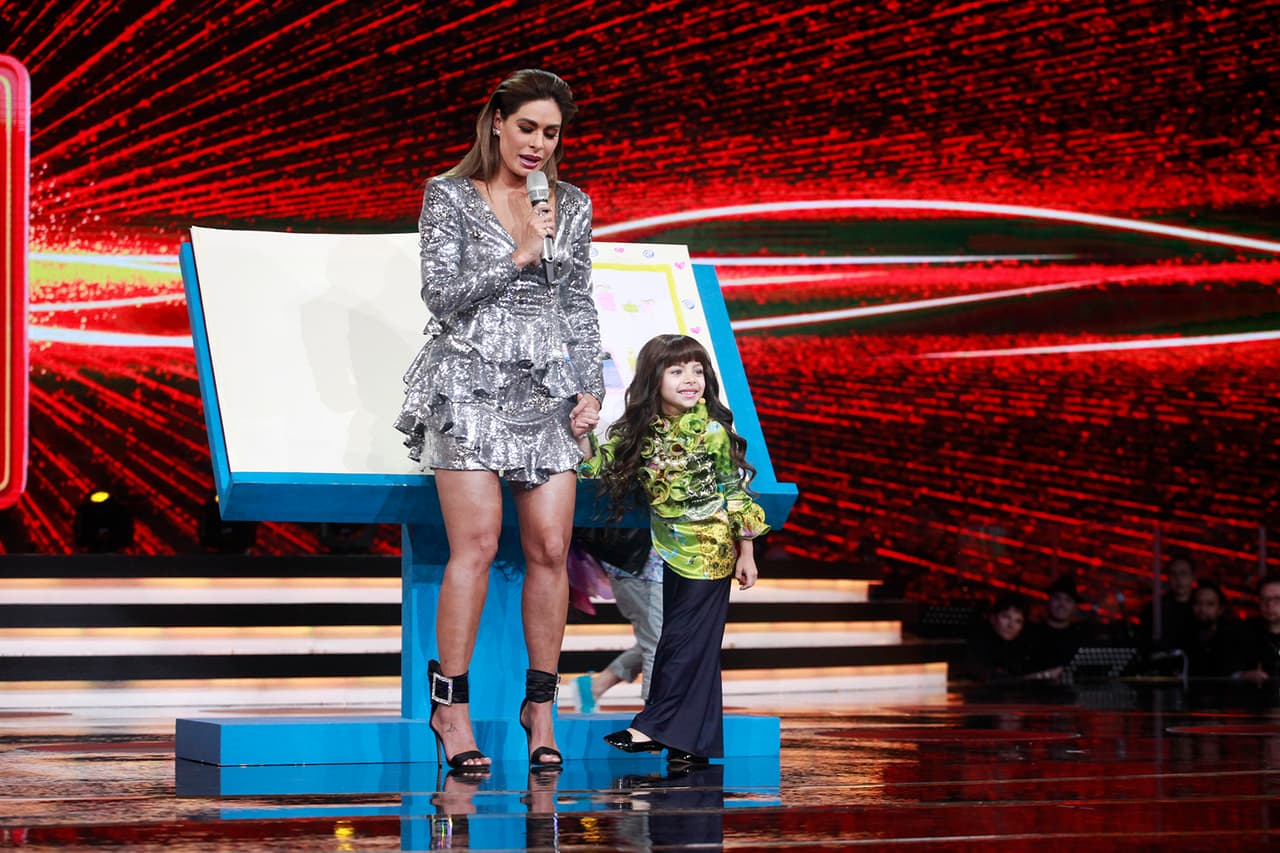 En ese momento, la presentadora, Galilea Montijo, llamó a Luna, verdadero nombre de la pequeña que interpreta a la doble infantil de Verónica Castro.