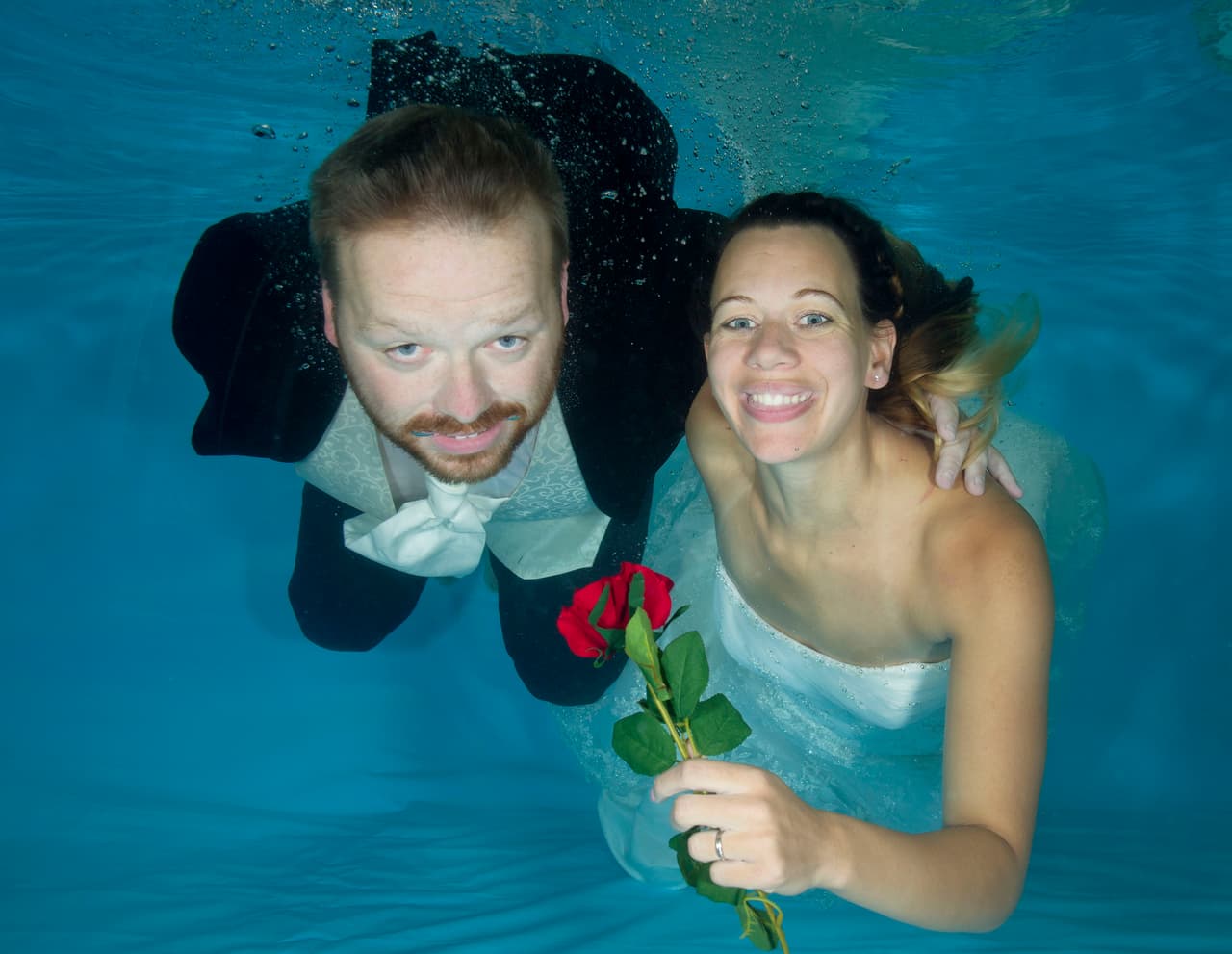 Los ‘recién’ casados recordaron cómo fue el día en que se casaron: también hubo presencia de agua, por una tormenta que se desató.