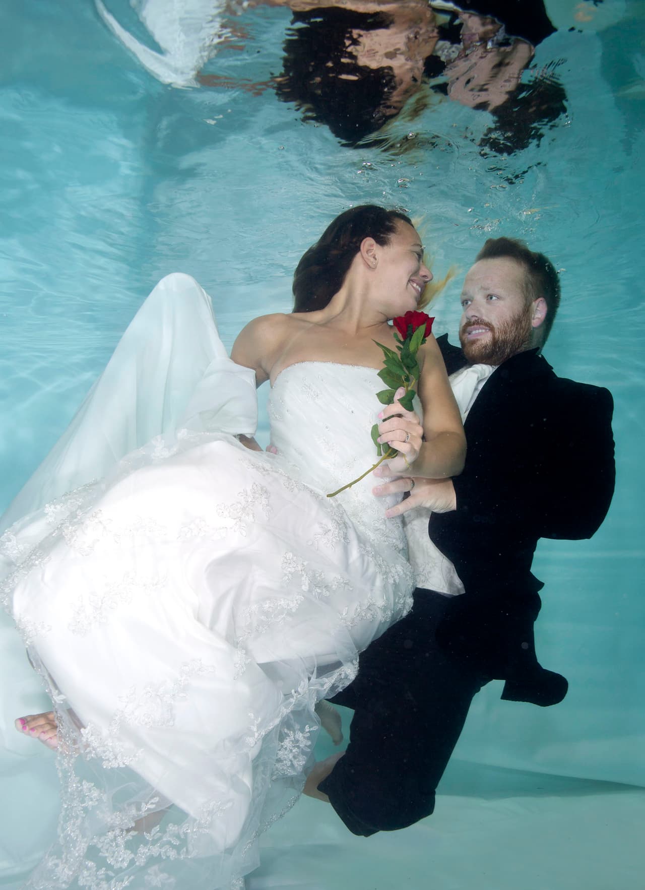No les costó mucho trabajo preparar su traje y su vestido para lucir idénticos a cuando se casaron.