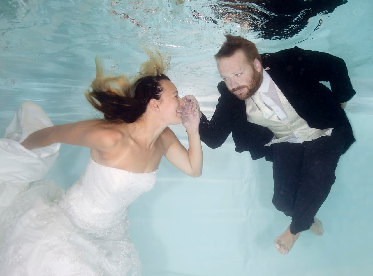 Estos tórtolos no pudieron esperar para demostrar su amor… ¡bajo el agua!