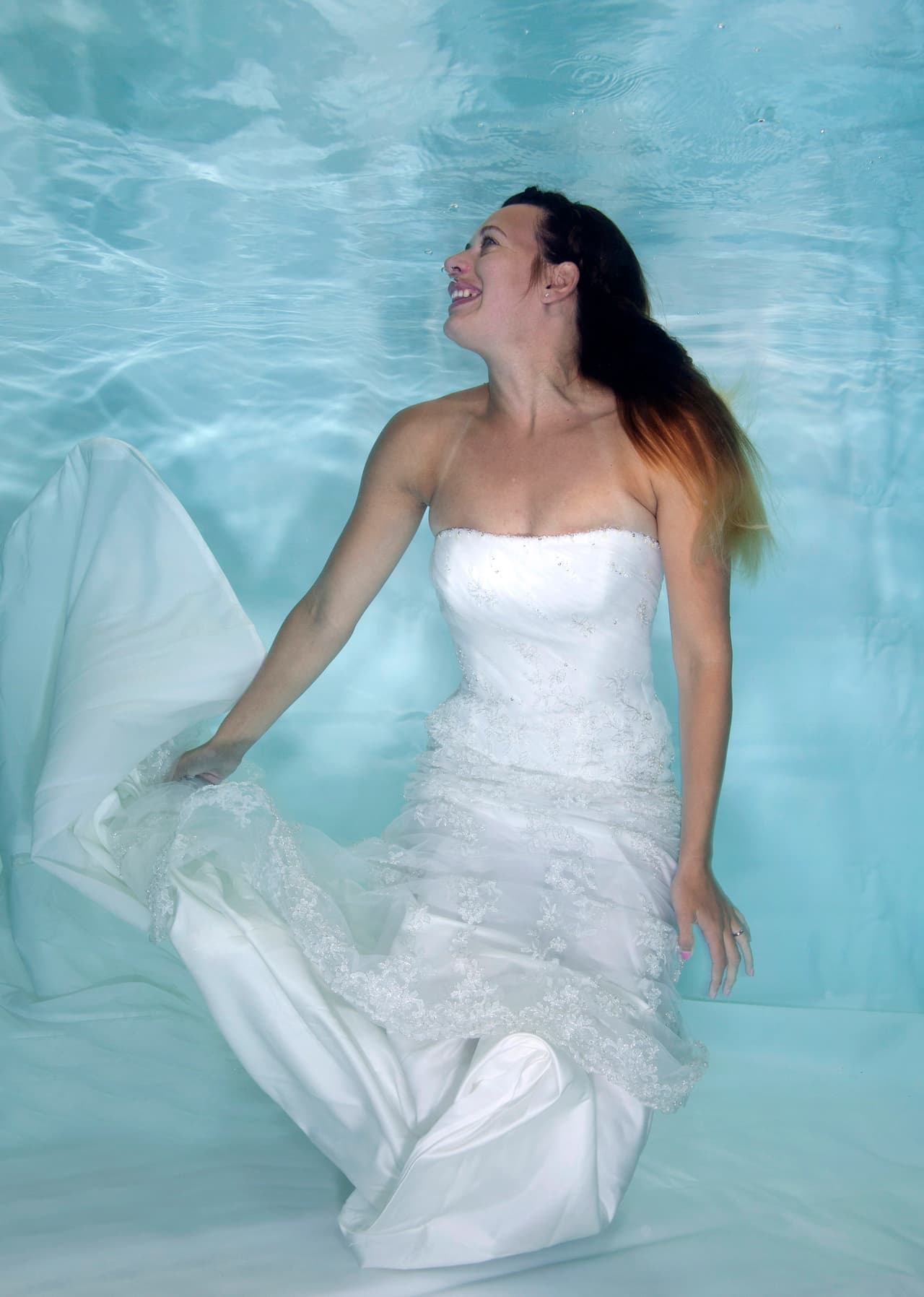 Por eso les pareció adecuado e interesante hacer las fotografías de su boda bajo el agua.