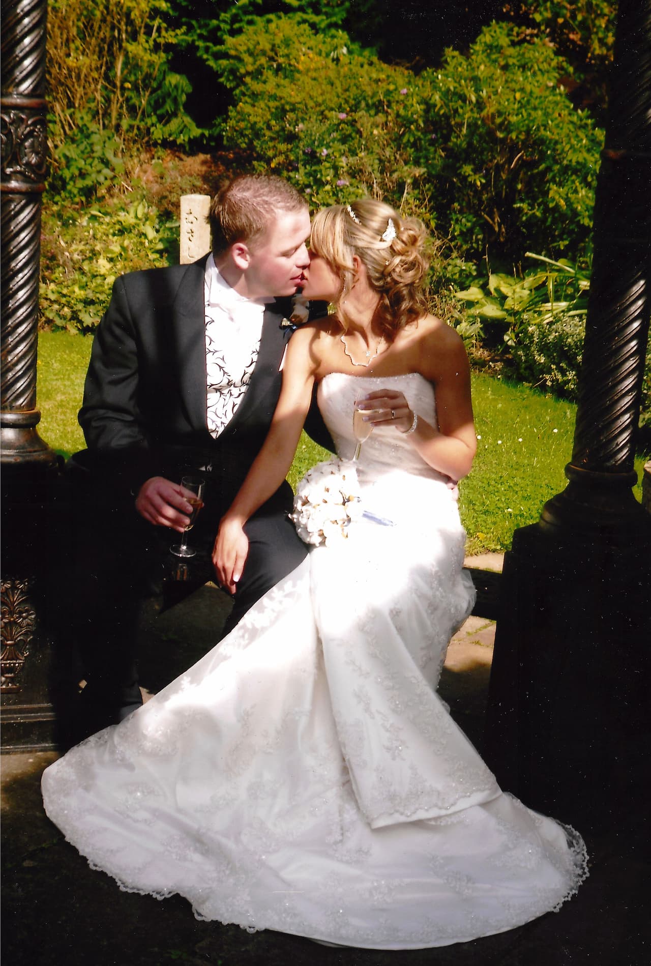 Sin embargo, en cuanto salieron de la iglesia, el sol primaveral brillaba con intensidad.