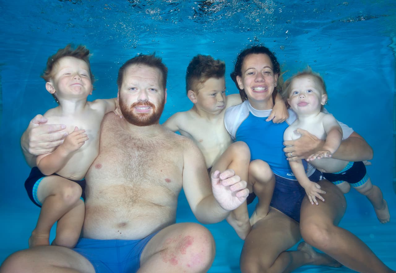 La recepción fue encantadora, con comida, bebida, discursos, amigos y familia. ¡Y ahora la celebran bajo el agua!