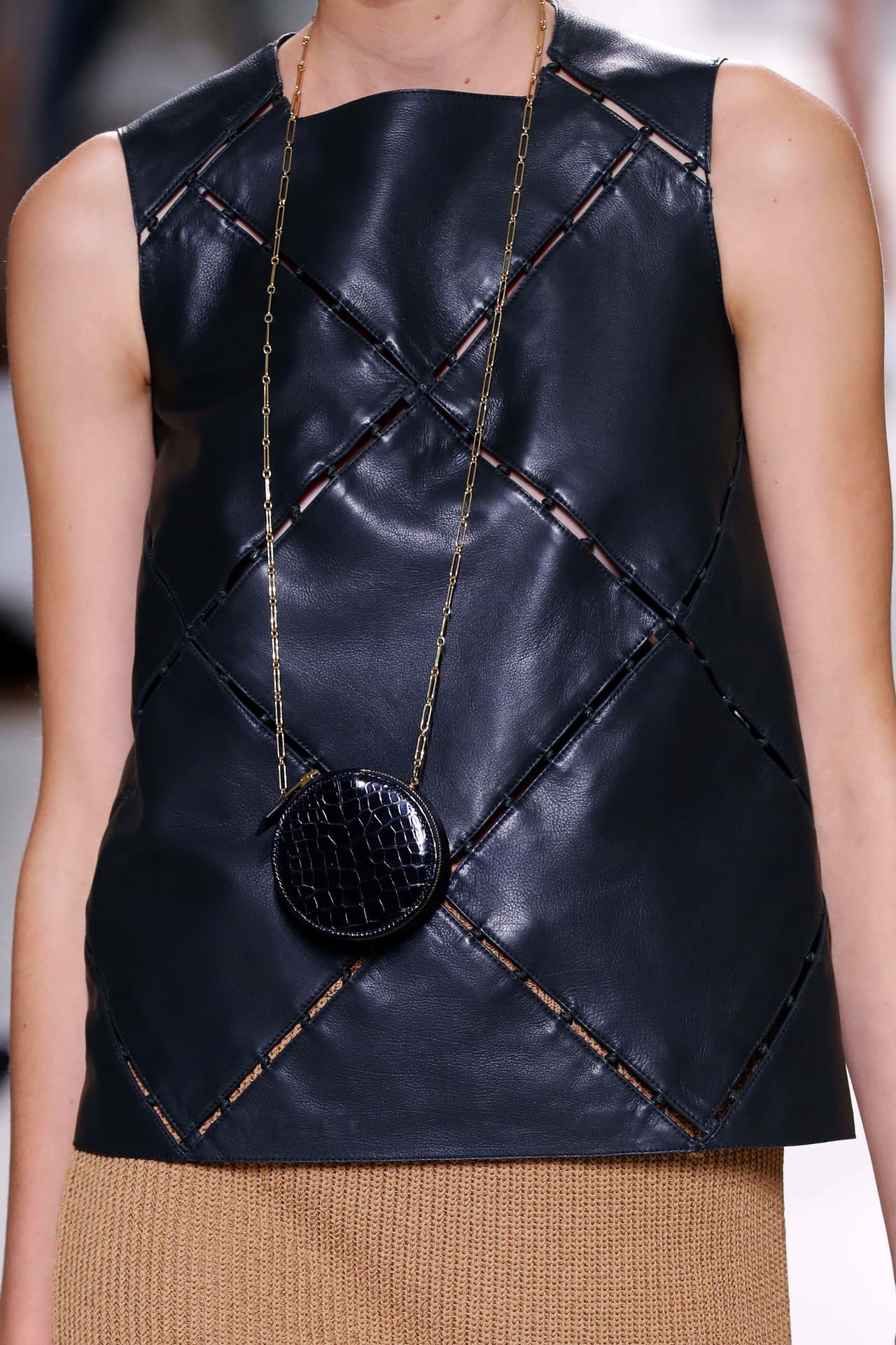 Pero que un diseñador se encapriche con carteras ultra pequeñas no es sufieciente para que quede creada una tendencia. Sin embargo, en París la casa Hermés pareció coquetear con la misma idea. Esta vez redondos y de cuero, la marca francesa les puso una lujosa cadena metálica y creó uno de los accesorios más inesperados de la temporada.