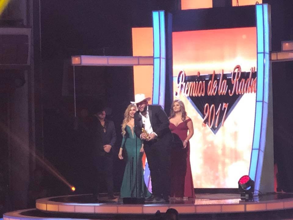 'El Fantasma' recibiendo su reconocimiento, de los primeros premios importantes en su carrera, luego de ser descubierto gracias a las redes sociales.